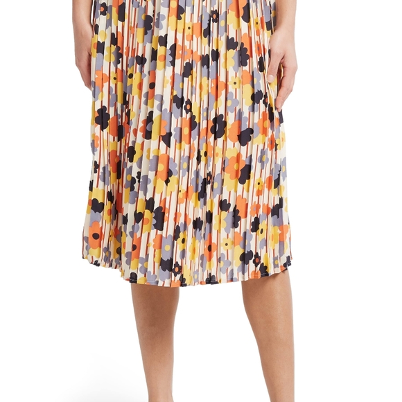 Modcloth daisy pleated skirt - Picture 2 of 7